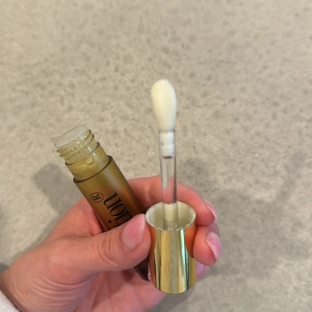 NWOT Vacation Chardonnay Lip Oil SPF 30